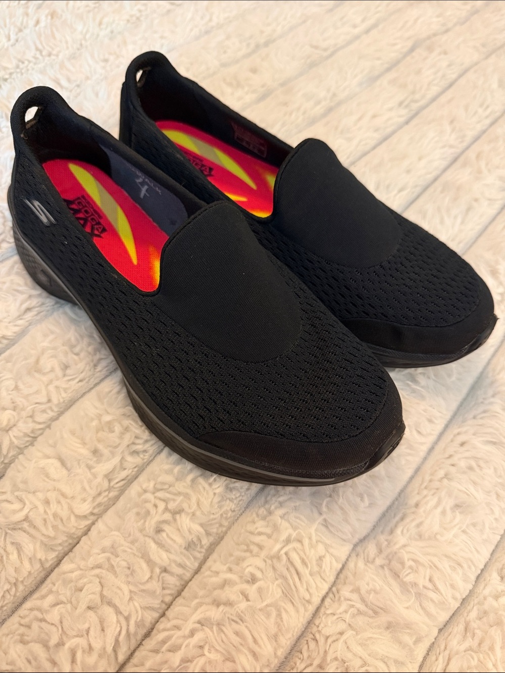 Skechers GOGA MAX Black Slip-On women’s Sneakers with Bright Insole size 7